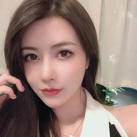 陆七萬主播照片