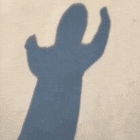 漆黑的灯下主播照片