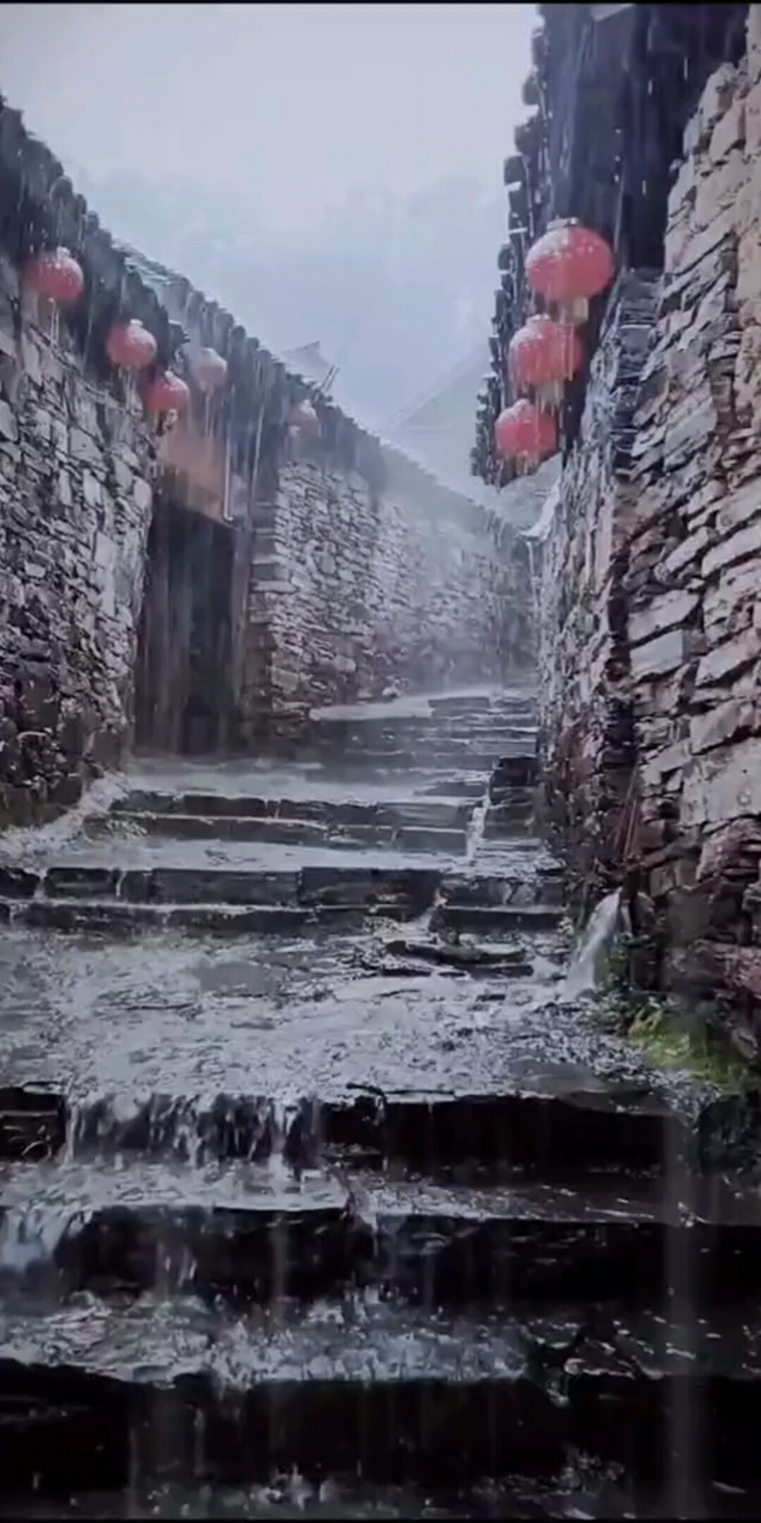 哭雨败落瓦砾锥，青石