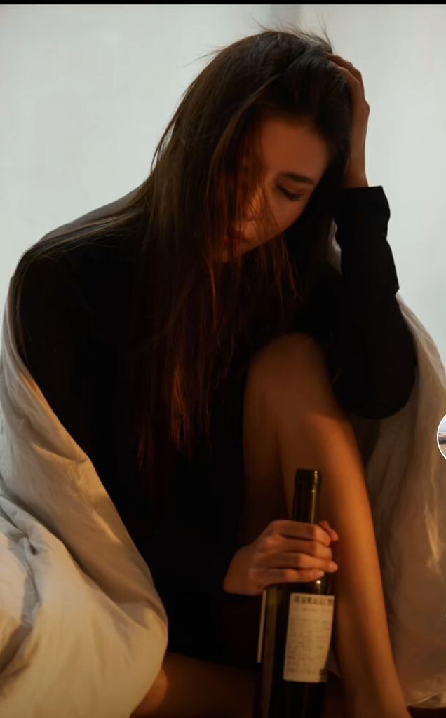 老酒馆里慵懒の猫的图片