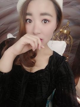 璐璐已换号播哈主播照片