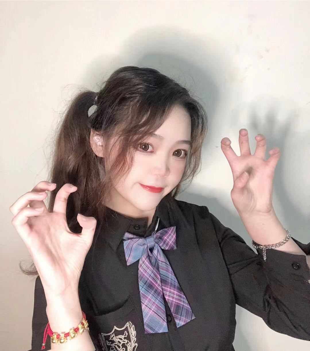 女王没人陪～的主播照片