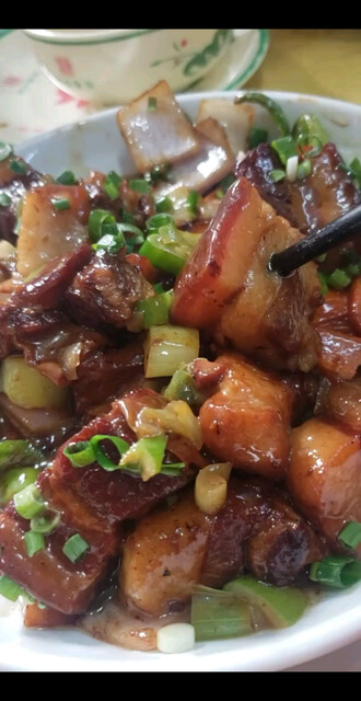 吃肉肉的妞。