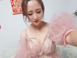 婷儿八月加油主播照片
