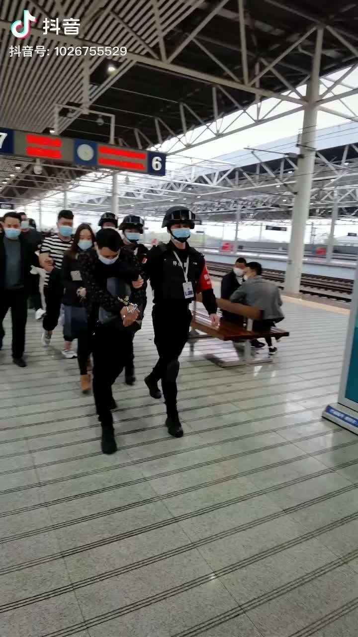 惹我中华必伤无疑。主播图片