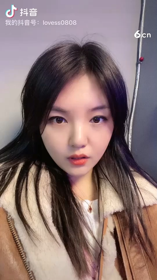 ，