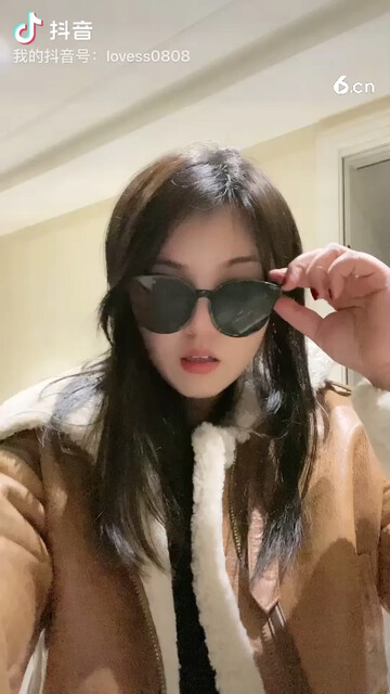 ，