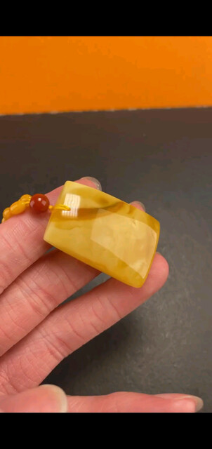 平安牌子雕刻精致，颜