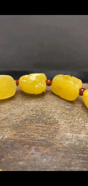 雕工细腻，颜色明亮。