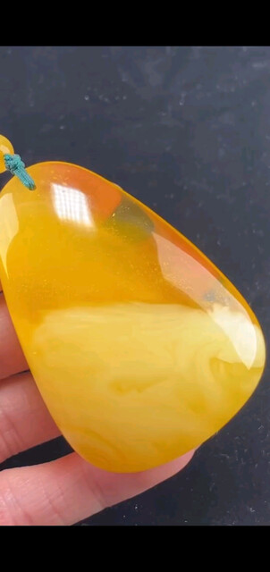 蜜蜡吊坠圆润饱满，蜡