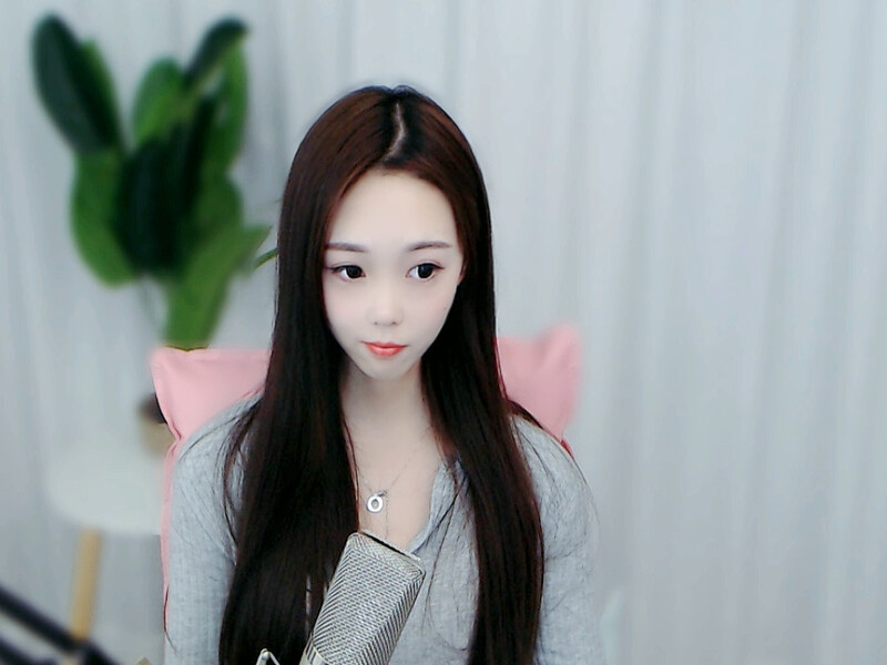 腻腻宝贝的主播海报