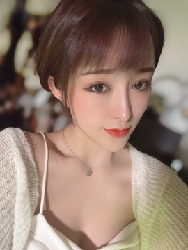 近视又散光主播照片
