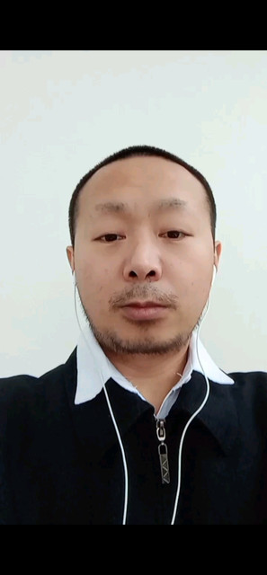 穿着朴素健康衣着大方