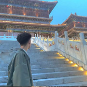 只会爱她。