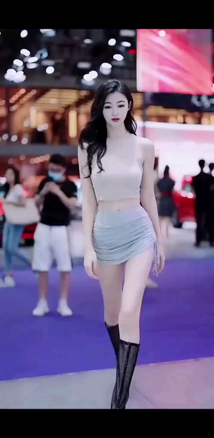 走个猫步，秀个大长腿😜