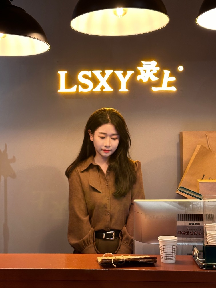 .小夏同学呀主播照片