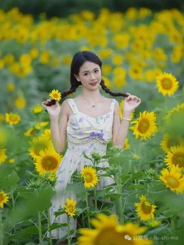 浪摆的女人主播照片