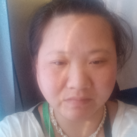 看新闻的三文鱼。海报