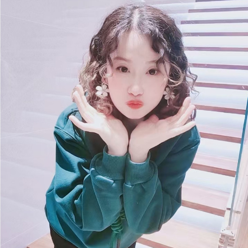 💕依依💕海报