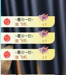 在海边聆听。的图片