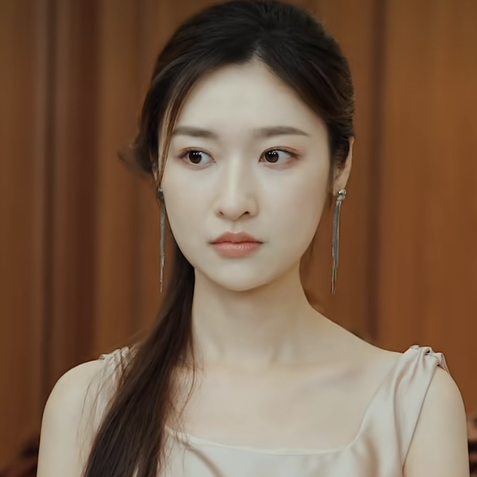 凭E近人😍海报
