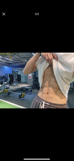 180腹肌男海报