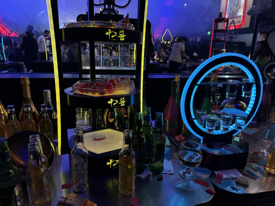 小奕抽烟喝酒烫头海报