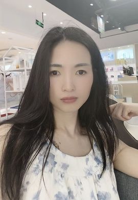 荣儿倔强青铜版主播照片