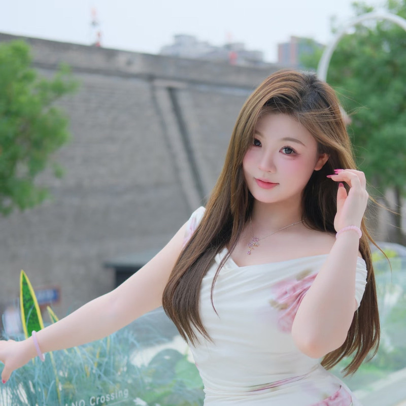 小静是新人的主播海报