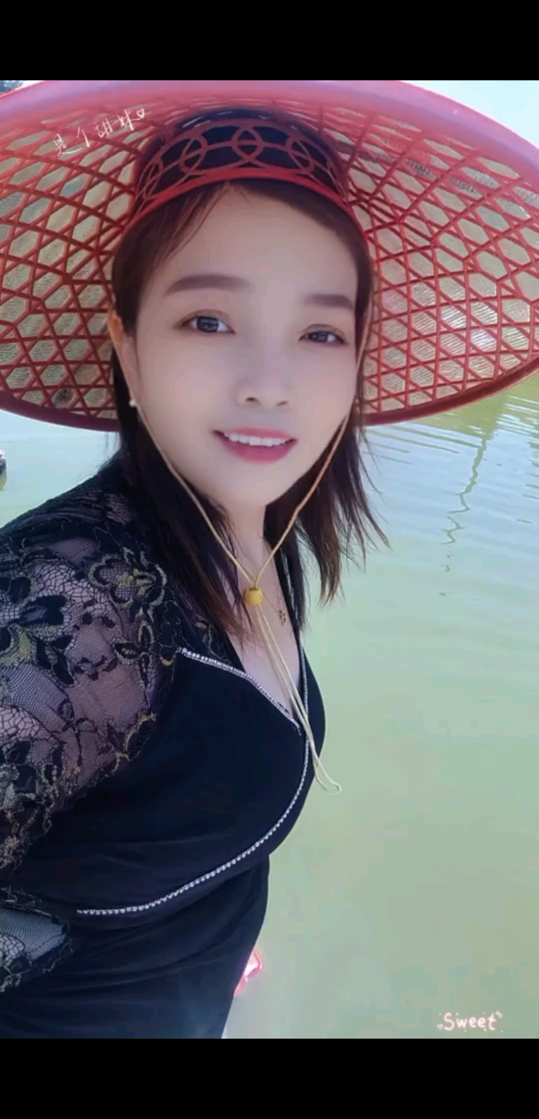 早上的空气凉快门口小河风景优美