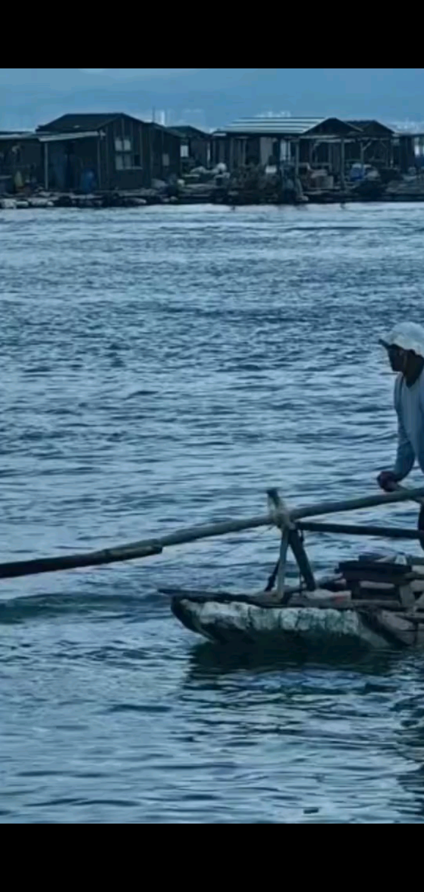 海天一色，心随浪远。
