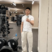 练普拉提的老头海报