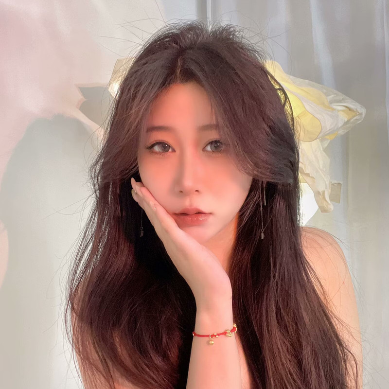 黛西不嘻嘻的主播海报