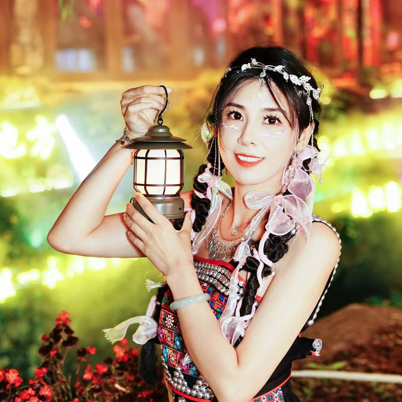 小兔耳朵的主播海报