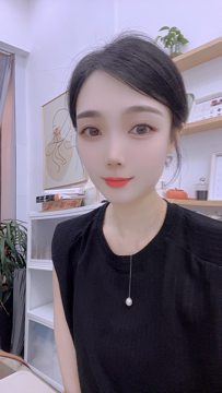 饱饱满吖海报