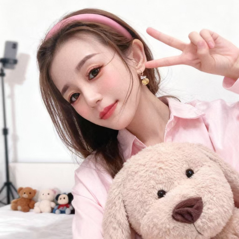 新人奶油酒窝的主播海报