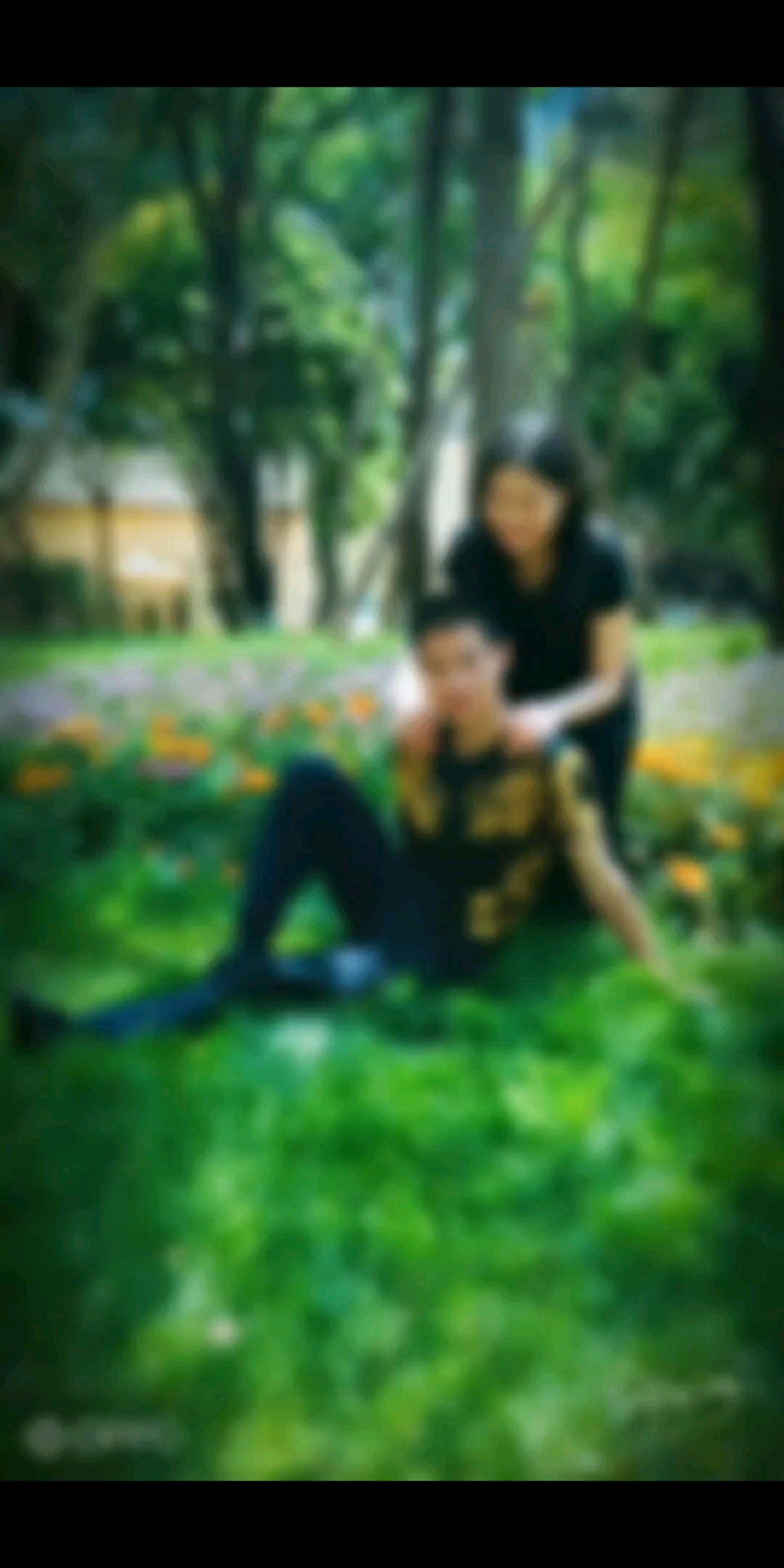 他倚着草地，衣上的金