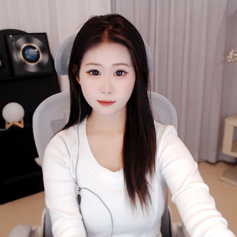 新人~醒醒的主播海报