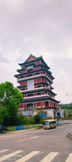 妞祝五一快乐😅的图片