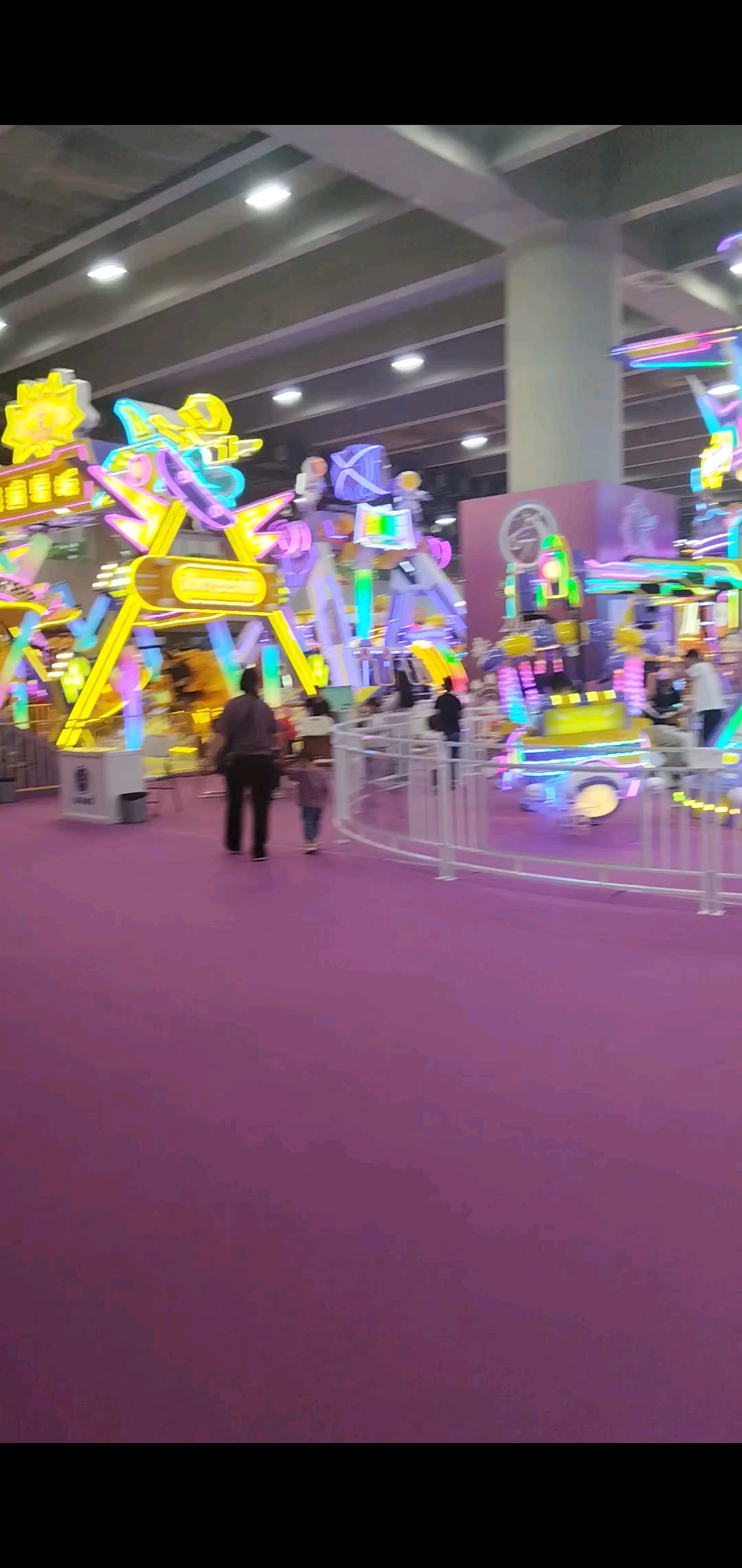 出差参加展会。