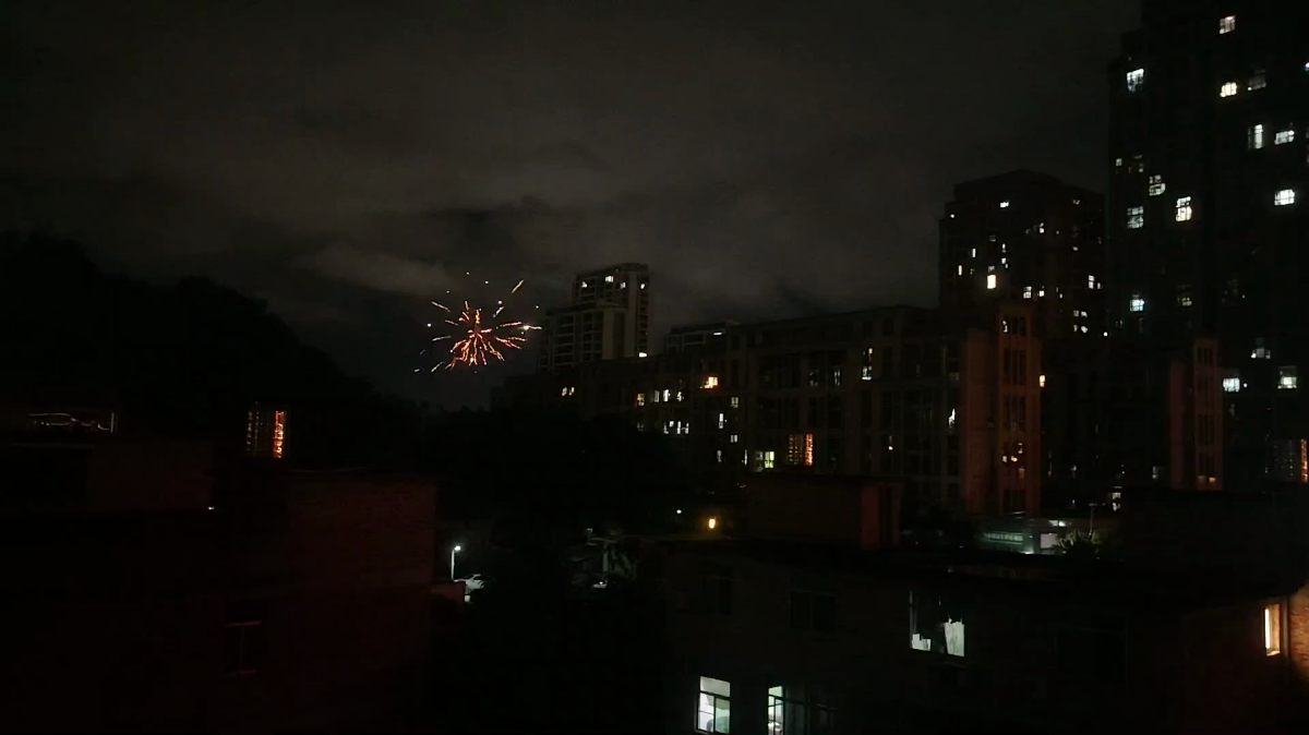 今晚不知是谁的生日，