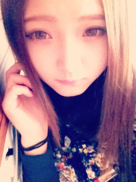 红唇不搭美酒的主播照片