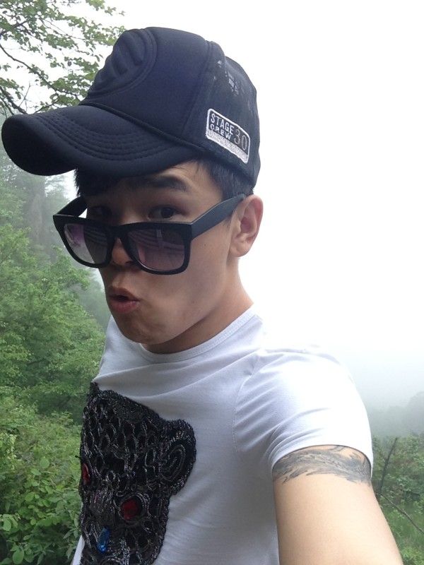 男人的泪在角落的主播照片