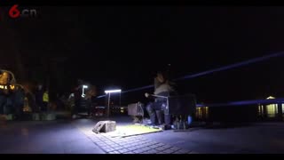 青岛栈桥老人二胡演奏《铁血丹心》