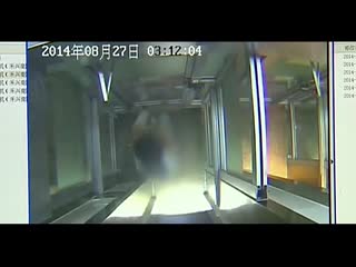  醉酒小伙“被困”ATM机房 钻缝被卡呼呼大睡