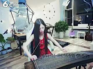 六间房呆萌女主播♪♪奶油女皇♪♪ 互动直播中