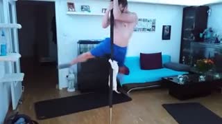 神同步！陪主人练钢管舞的喵星人