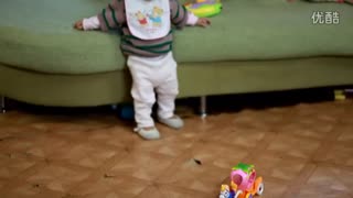 2012-3-24侬侬和姐姐盯着地上的不不车不敢动_高清