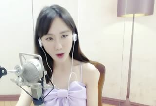 看那《东南西北风》吹着不同的脸孔~