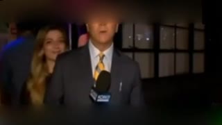 美国记者现场直播时遭路过女子舔脖子